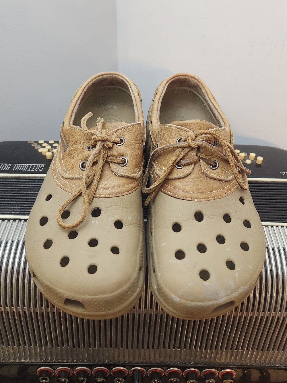 CROCS TAN LEATHER LACE UPS SZ 10